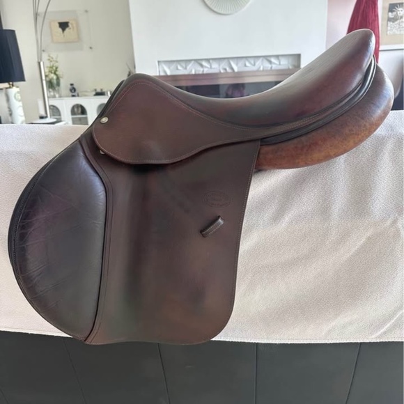 2011  Devocoux 18.5'' jumping saddle - Picture 1 of 5
